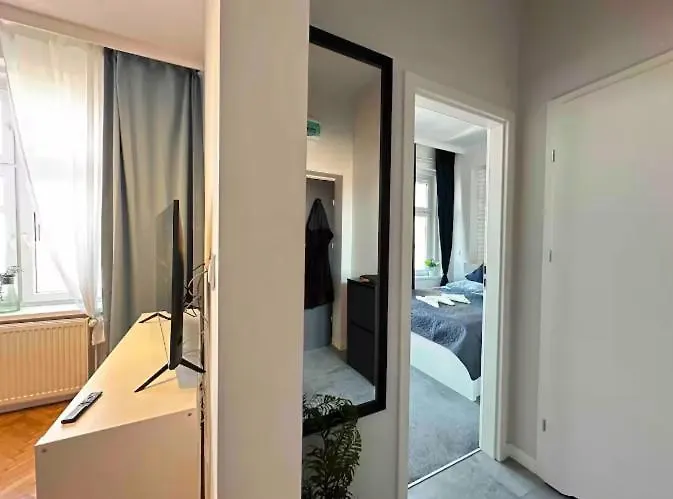 Powstancow 22 Kato Visit & דירה